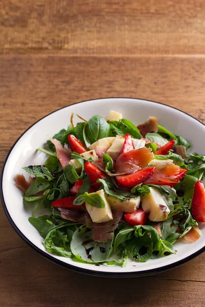 Morango Manjericão Hortelã Salada Rúcula Com Queijo Brie Jamon Prato — Fotografia de Stock