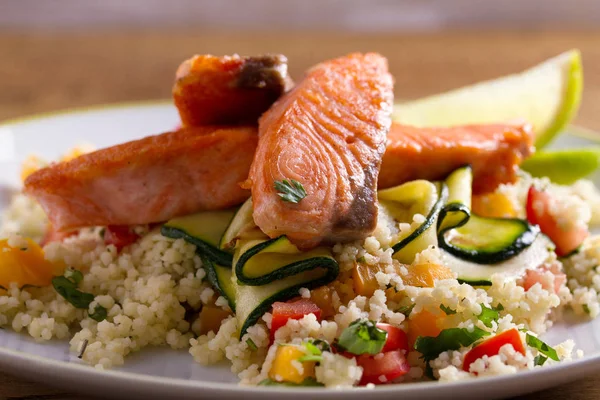 Salmón Con Cuscús Tomate Calabacín Lima —  Fotos de Stock