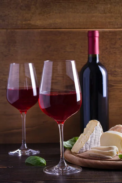 Ποτήρια Κρασιού Τυρί Ψωμί Παξιμάδια Προσούτο Και Βασιλικό Κρασί Και — Φωτογραφία Αρχείου