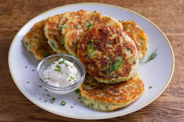 Ot ve peynirli Patatesli Çörek püresi. Patates gözlemesi. Sebze börek