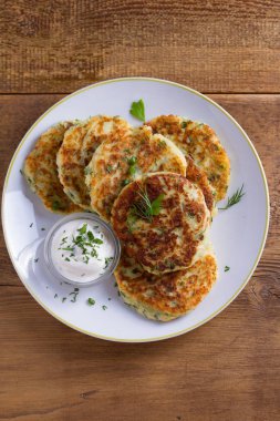 Ot ve peynirli Patatesli Çörek püresi. Patates gözlemesi. Sebze börek. Yukarıda görmek, en iyi stüdyo vurdu