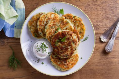 Ot ve peynirli Patatesli Çörek püresi. Patates gözlemesi. Sebze börek. Yukarıda görmek, en iyi stüdyo vurdu