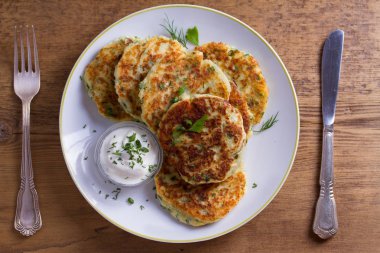 Ot ve peynirli Patatesli Çörek püresi. Patates gözlemesi. Sebze börek. Yukarıda görmek, en iyi stüdyo vurdu