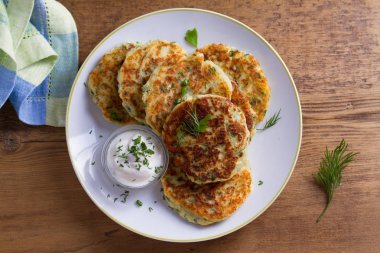 Ot ve peynirli Patatesli Çörek püresi. Patates gözlemesi. Sebze börek. Yukarıda görmek, en iyi stüdyo vurdu