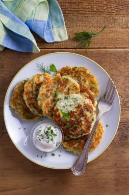 Ot ve peynirli Patatesli Çörek püresi. Patates gözlemesi. Sebze börek. Yukarıda görmek, en iyi stüdyo vurdu