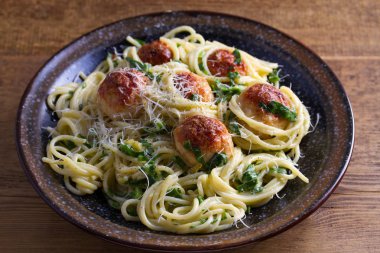 Ispanak ve tavuk köfte spagetti. Makarna köfte ile