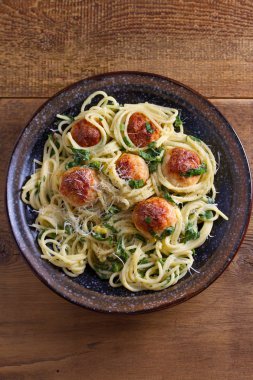 Ispanak ve tavuk köfte spagetti. Makarna köfte ile. Yukarıda görmek, en iyi stüdyo vurdu