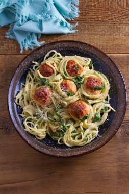 Ispanak ve tavuk köfte spagetti. Makarna köfte ile. Yukarıda görmek, en iyi stüdyo vurdu