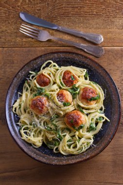 Ispanak ve tavuk köfte spagetti. Makarna köfte ile. Yukarıda görmek, en iyi stüdyo vurdu