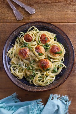 Ispanak ve tavuk köfte spagetti. Makarna köfte ile. Yukarıda görmek, en iyi stüdyo vurdu