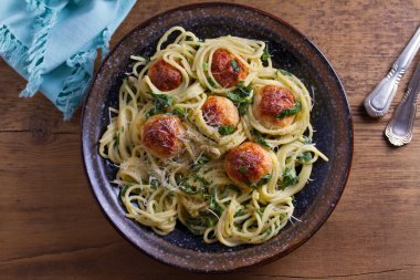 Ispanak ve tavuk köfte spagetti. Makarna köfte ile. Yukarıda görmek, en iyi stüdyo vurdu