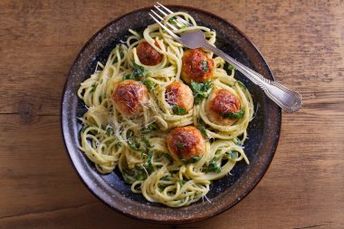 Ispanak ve tavuk köfte spagetti. Makarna köfte ile. Yukarıda görmek, en iyi stüdyo vurdu