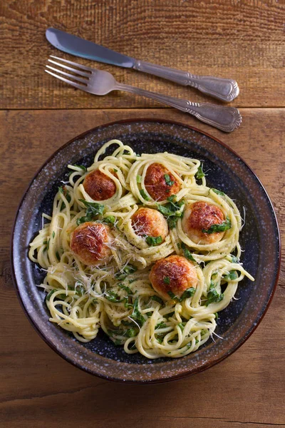 Ispanak ve tavuk köfte spagetti. Makarna köfte ile. Yukarıda görmek, en iyi stüdyo vurdu