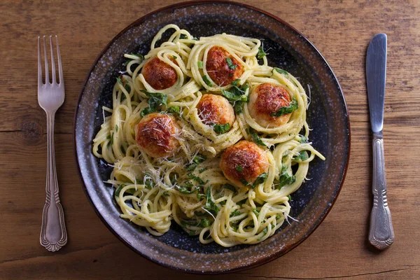 Ispanak ve tavuk köfte spagetti. Makarna köfte ile. Yukarıda görmek, en iyi stüdyo vurdu