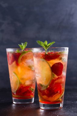 Çilek mojito çilek, limon, nane ve buz ile kokteyl. Yaz berry kokteyl