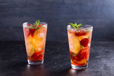 Çilek mojito çilek, limon, nane ve buz ile kokteyl. Yaz berry kokteyl