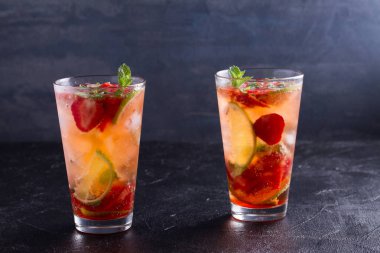 Çilek mojito çilek, limon, nane ve buz ile kokteyl. Yaz berry kokteyl