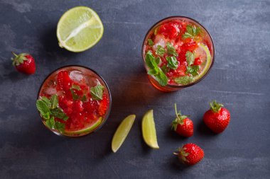 Çilek mojito çilek, limon, nane ve buz ile kokteyl. Yaz berry kokteyl. Yukarıda görmek, en iyi stüdyo vurdu