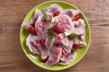 Köfte, çilek ile dolu. Pierogi, varenyky, vareniki, pyrohy - köfte doldurma, birçok ülkede popüler çanak ile. Yukarıda görmek, en iyi stüdyo vurdu