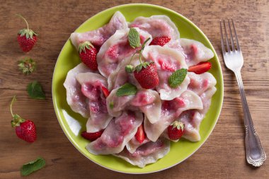 Köfte, çilek ile dolu. Pierogi, varenyky, vareniki, pyrohy - köfte doldurma, birçok ülkede popüler çanak ile. Yukarıda görmek, en iyi stüdyo vurdu