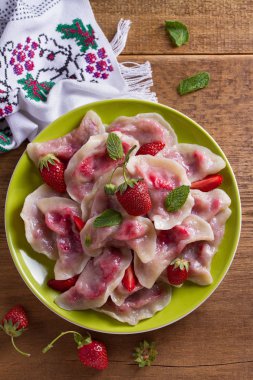 Köfte, çilek ile dolu. Pierogi, varenyky, vareniki, pyrohy - köfte doldurma, birçok ülkede popüler çanak ile. Yukarıda görmek, en iyi stüdyo vurdu