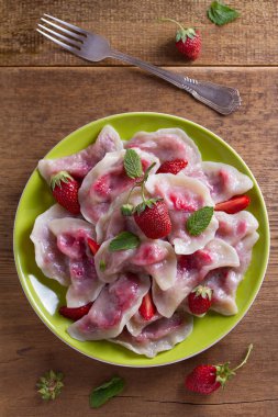 Köfte, çilek ile dolu. Pierogi, varenyky, vareniki, pyrohy - köfte doldurma, birçok ülkede popüler çanak ile. Yukarıda görmek, en iyi stüdyo vurdu