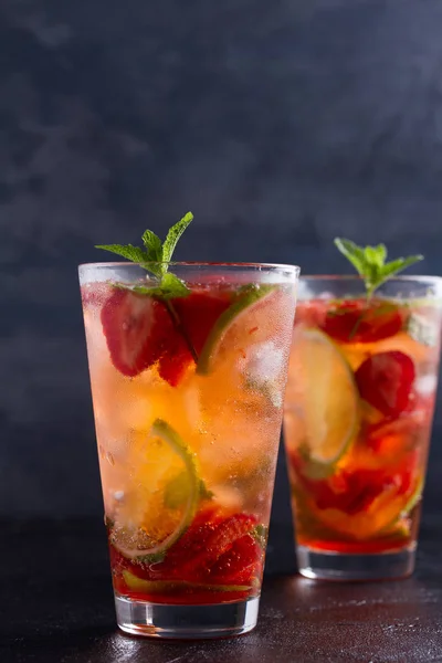 Strawberry Mojito Cocktail Berries Lime Mint Ice Summer Berry Cocktail — Stock Photo, Image