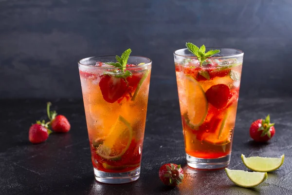 Coquetel Mojito Morango Com Bagas Limão Hortelã Gelo Cocktail Verão — Fotografia de Stock