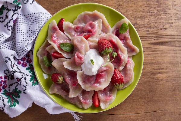 Köfte Çilek Ile Dolu Pierogi Varenyky Vareniki Pyrohy Köfte Doldurma — Stok fotoğraf