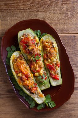 Kabak et, sebze ve peynir ile doldurulmuş. Kabak tekneler. Yukarıda görmek, en iyi stüdyo vurdu