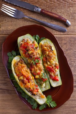 Kabak et, sebze ve peynir ile doldurulmuş. Kabak tekneler. Yukarıda görmek, en iyi stüdyo vurdu