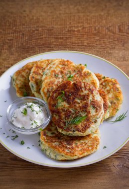 Püresi patates ve peynirli kek, ekşi krema veya yoğurt ile servis. Patates krep, börek. Tepegöz, dikey