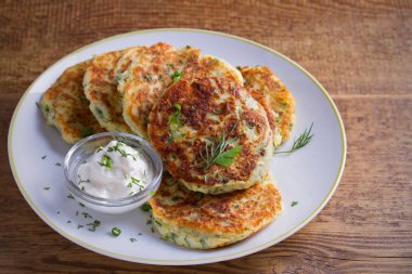 Püresi patates ve peynirli kek, ekşi krema veya yoğurt ile servis. Patates krep, börek. Yatay