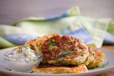 Püresi patates ve peynirli kek, ekşi krema veya yoğurt ile servis. Patates krep, börek. Yatay