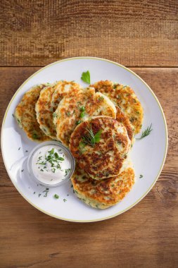 Püresi patates ve peynirli kek, ekşi krema veya yoğurt ile servis. Patates krep, börek. Tepegöz, dikey