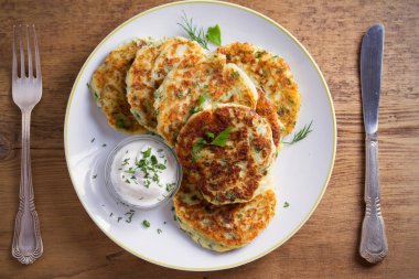 Püresi patates ve peynirli kek, ekşi krema veya yoğurt ile servis. Patates krep, börek. Tepegöz, yatay