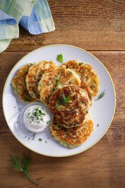 Püresi patates ve peynirli kek, ekşi krema veya yoğurt ile servis. Patates krep, börek. Tepegöz, dikey
