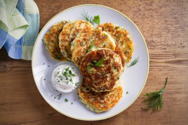 Püresi patates ve peynirli kek, ekşi krema veya yoğurt ile servis. Patates krep, börek. Tepegöz, yatay