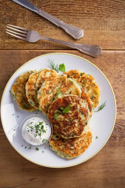 Püresi patates ve peynirli kek, ekşi krema veya yoğurt ile servis. Patates krep, börek. Tepegöz, dikey