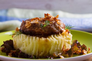 Ev yapımı Hamburger veya patty marul patates püresi ile