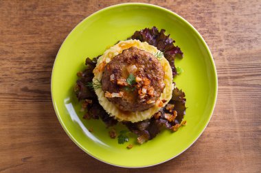 Ev yapımı Hamburger veya marul patates püresi ile patty. Yukarıda görmek, en iyi stüdyo vurdu 
