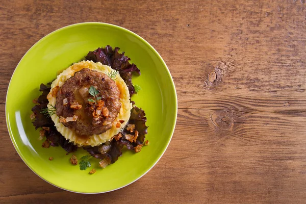 Ev yapımı Hamburger veya marul patates püresi ile patty. Yukarıda görmek, en iyi stüdyo vurdu 