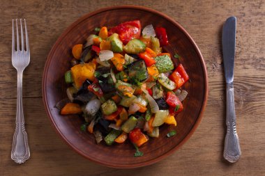 Sebze Güveç: Patlıcan, biber, domates, kabak, havuç ve soğan. Haşlanmış sebzeler. Yukarıda görmek, en iyi stüdyo vurdu 