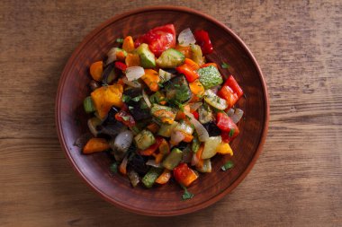 Sebze Güveç: Patlıcan, biber, domates, kabak, havuç ve soğan. Haşlanmış sebzeler. Yukarıda görmek, en iyi stüdyo vurdu 