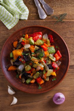 Sebze Güveç: Patlıcan, biber, domates, kabak, havuç ve soğan. Haşlanmış sebzeler. Yukarıda görmek, en iyi stüdyo vurdu 