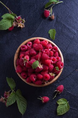 Ahududu siyah arka plan üzerine ahşap kase. Taze olgun tatlı çilek, sağlıklı yemek. Yukarıda görmek, en iyi stüdyo vurdu