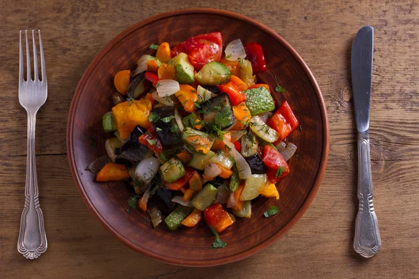 Zeleninovém Salátu Lilek Paprika Rajče Cuketa Mrkev Cibuli Dušená Zelenina — Stock fotografie