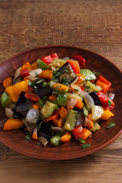 Gemüseeintopf Auberginen Paprika Tomaten Zucchini Karotten Und Zwiebeln Gemüsekompott — Stockfoto