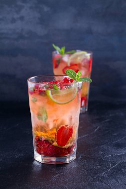 Çilek mojito çilek, limon ve nane ile kokteyl. Yaz meyve siyah arka plan üzerine kokteyl. dikey
