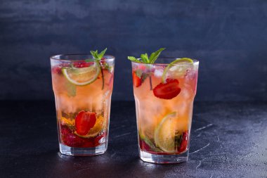 Çilek mojito çilek, limon ve nane ile kokteyl. Yaz meyve siyah arka plan üzerine kokteyl. Yatay